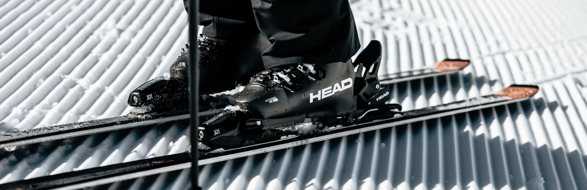 Nahaufnahme des Head Skis mit Skischuhen