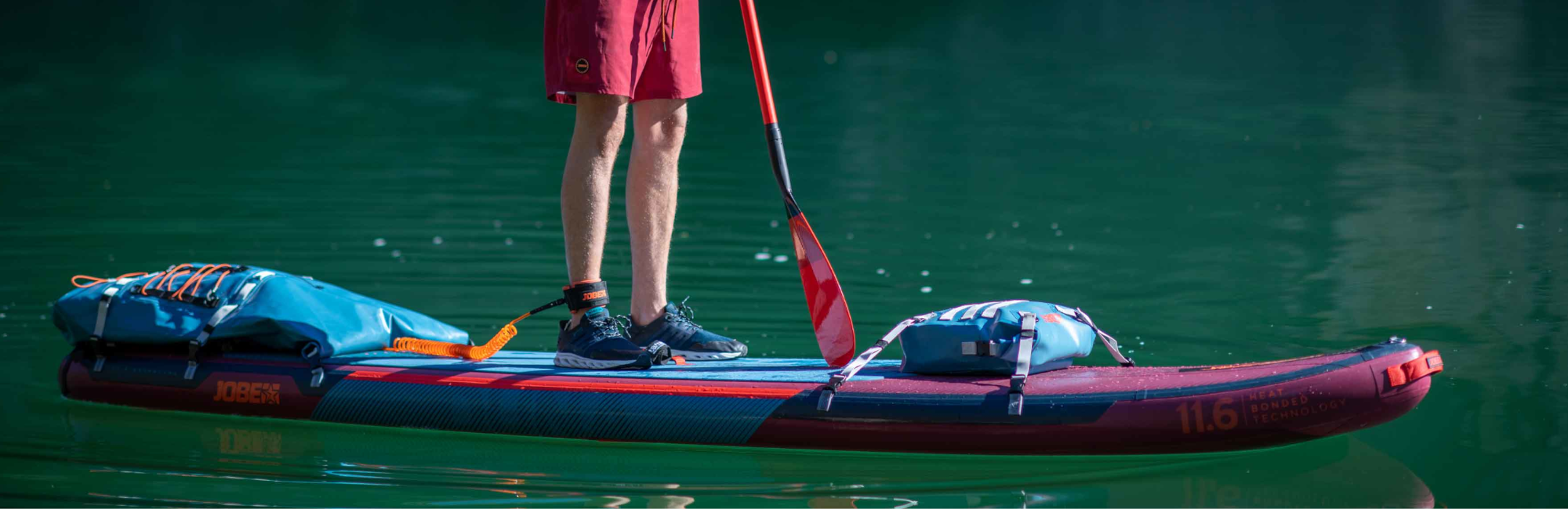 SUP Board auf dem Wasser mit Montierten Wasserdichten Taschen