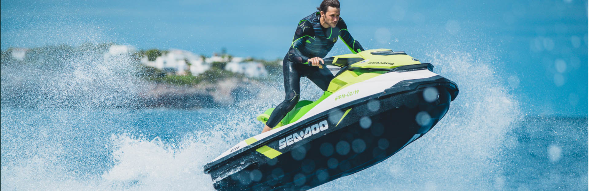 Jetski Fahrer reitet durch die Wellen