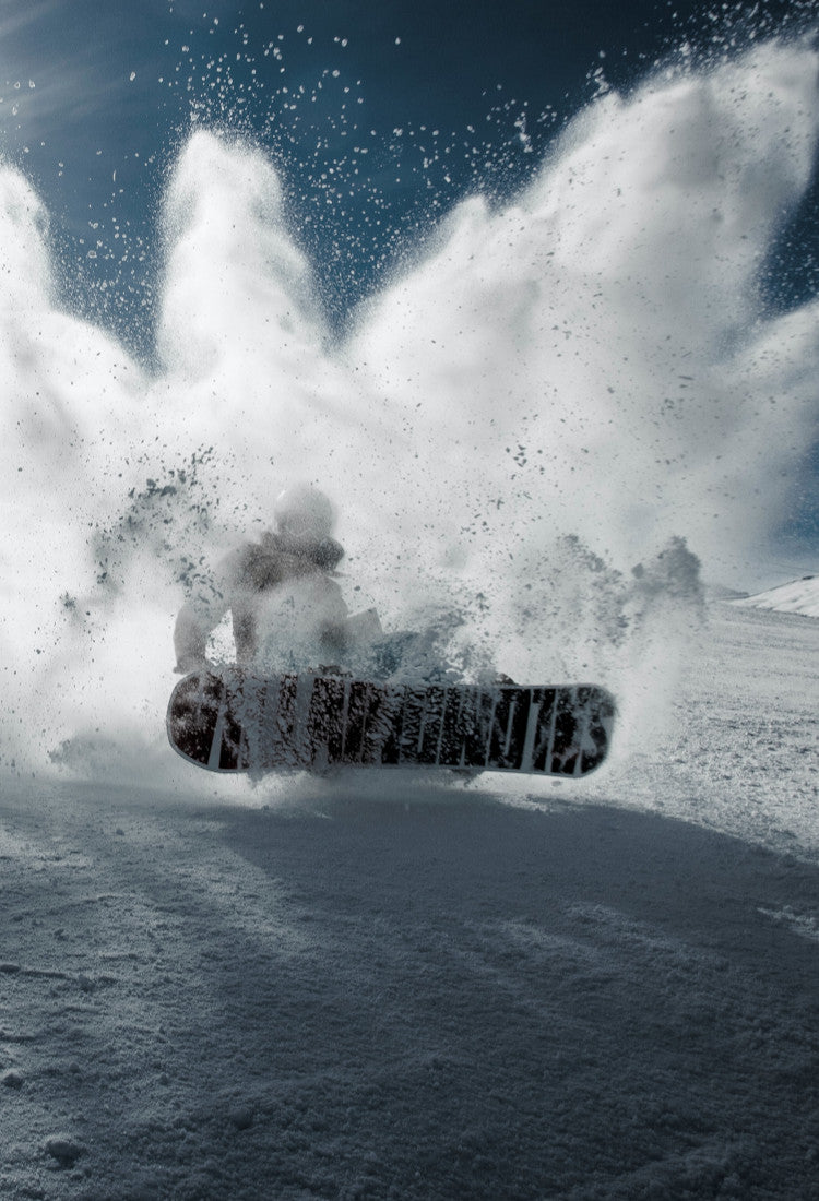 Snowboard Fahrer bremst
