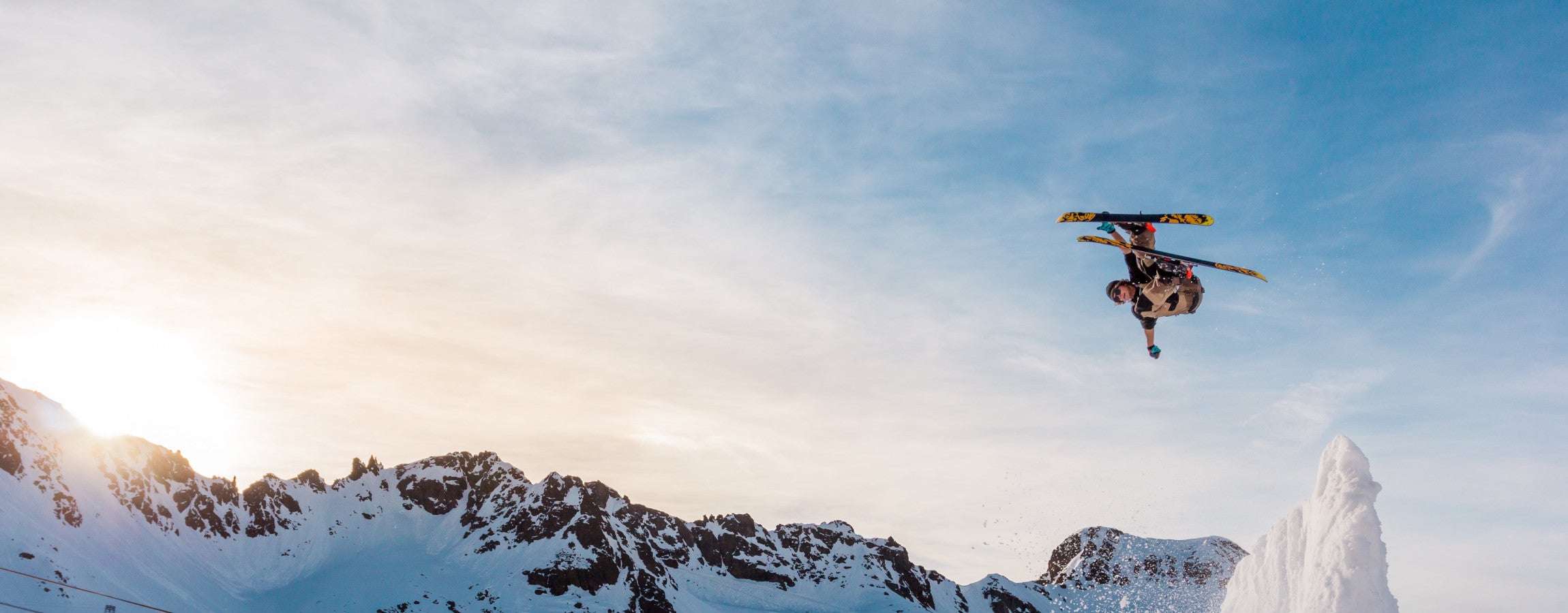 Hoher Sprung eines Skifahrers