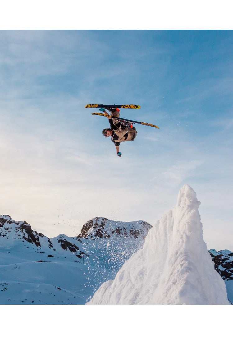 Hoher Sprung eines Skifahrers